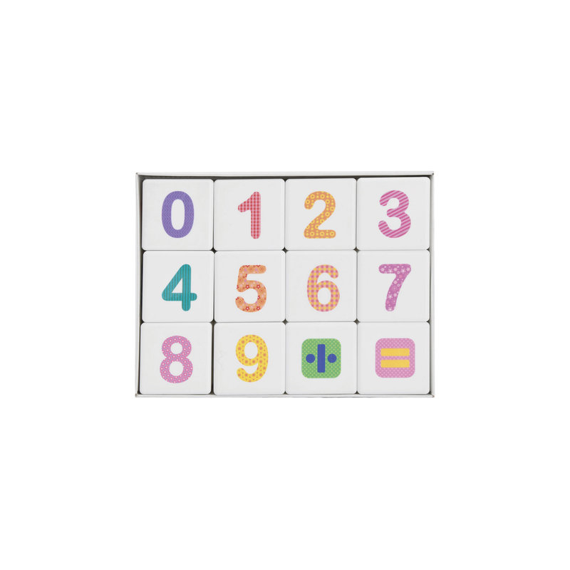 Кубики пластиковые  ДЕСЯТОЕ КОРОЛЕВСТВО "Весёлая арифметика" 12 шт., 4х4х4 см, цветные цифры на белых кубиках, 708